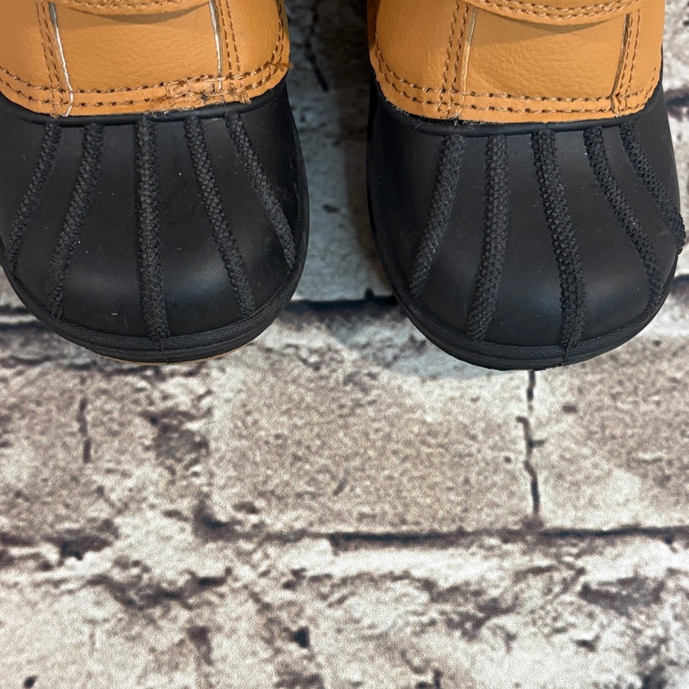 Cat & Jack Tan and Black Thermolite  Snow Boots - Picture 5 of 10
